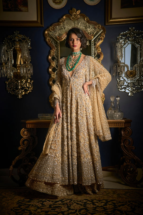 Vaani Kapoor is an ethnic fashion dream come true in silver lehenga by  Falguni & Shane peacock : Bollywood News - Bollywood Hungama